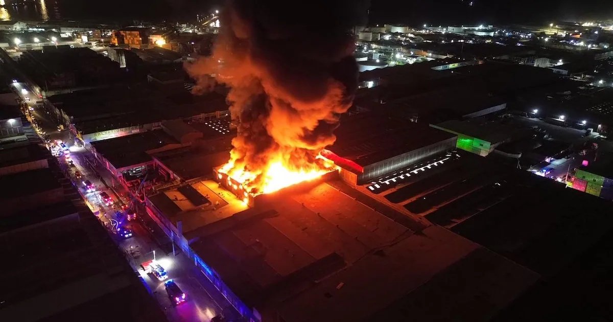 Incendio de gran magnitud afecta a al menos dos galpones en recinto de la Zofri en Iquique