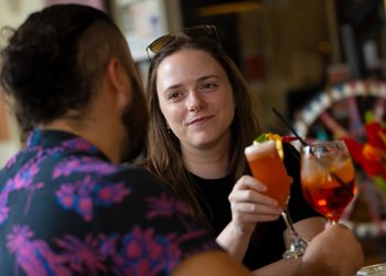 Un paseo nocturno en funicular, una fiesta estilo Bridgerton o una cena romántica en el Barrio Lastarria: revisa panoramas imperdibles para celebrar el día de los enamorados