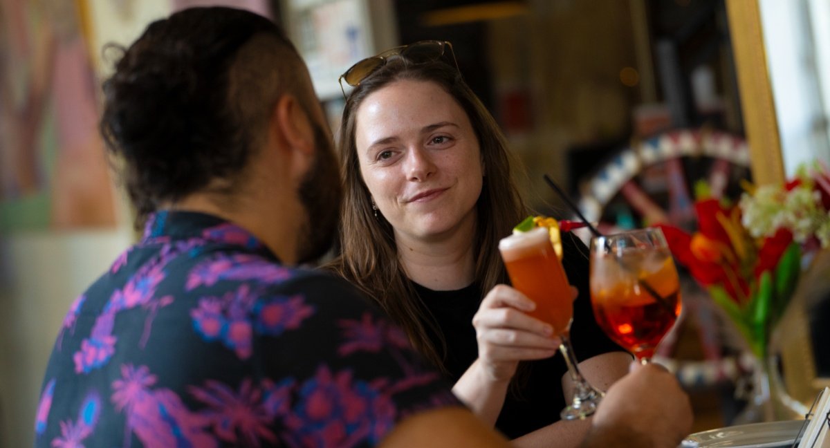 Un paseo nocturno en funicular, una fiesta estilo Bridgerton o una cena romántica en el Barrio Lastarria: revisa panoramas imperdibles para celebrar el día de los enamorados