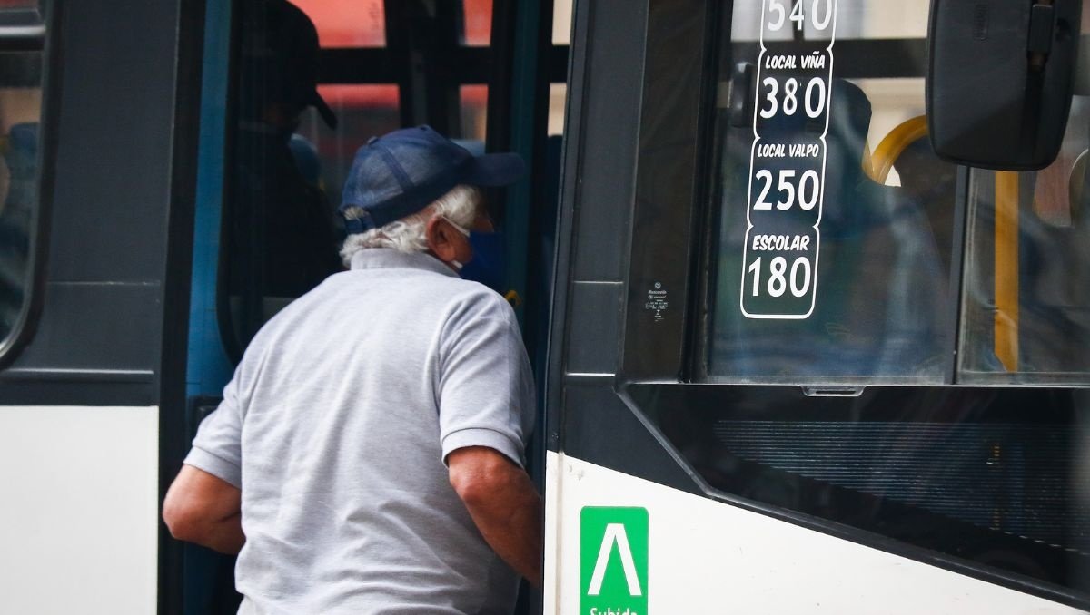 Calama implementa plan de transporte público gratuito para personas mayores tras alza de los combustibles