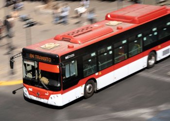 Micros en Santiago son cada vez más lentas: velocidad promedio bajó a 16 km/h y ministro De Grange apunta a aumento de autos y menos capacidad vial por ciclovías