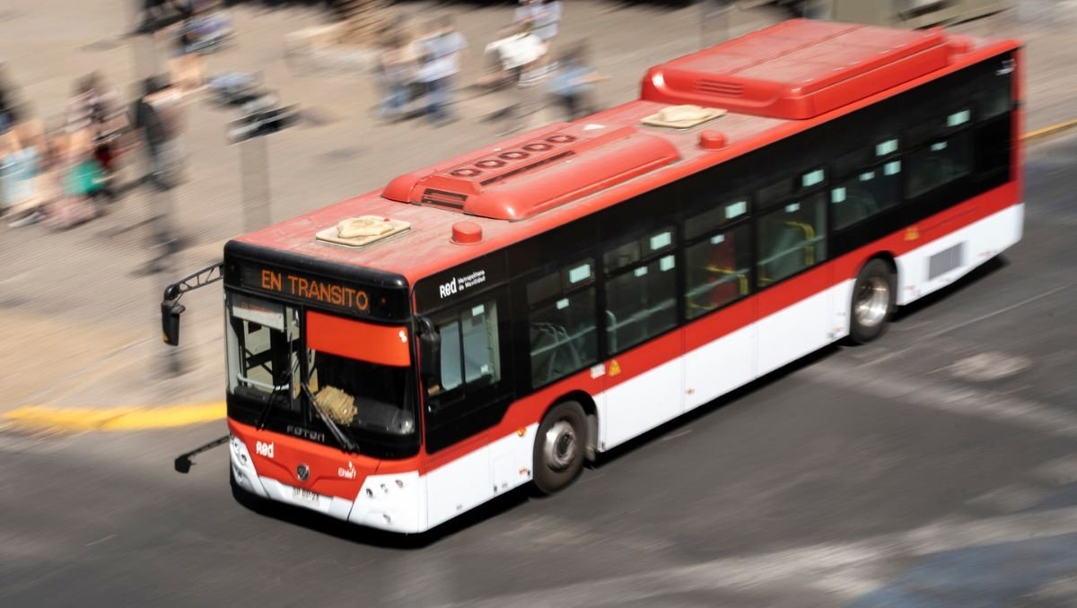 Micros en Santiago son cada vez más lentas: velocidad promedio bajó a 16 km/h y ministro De Grange apunta a aumento de autos y menos capacidad vial por ciclovías