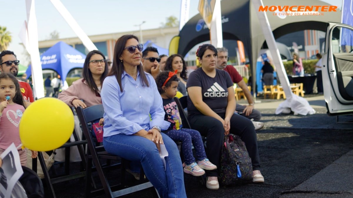 Periodista reportando noticias