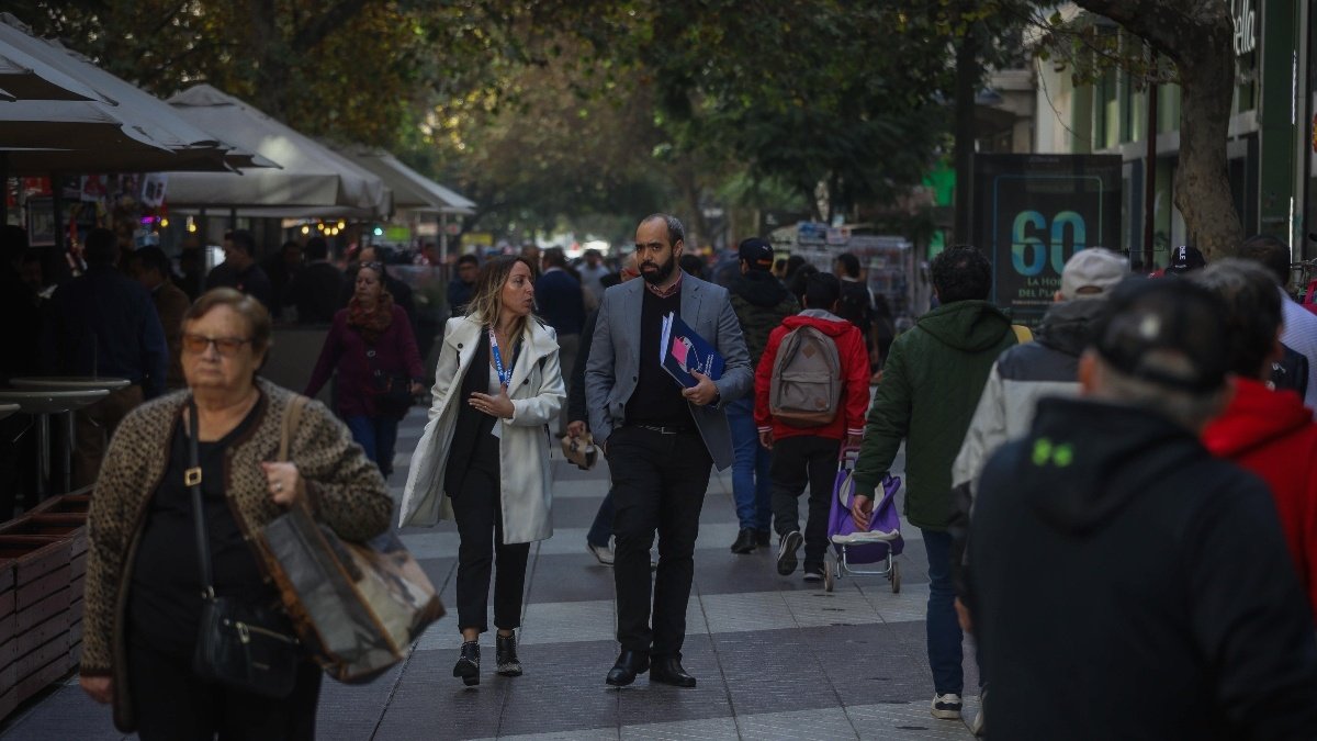 Periodista reportando noticias