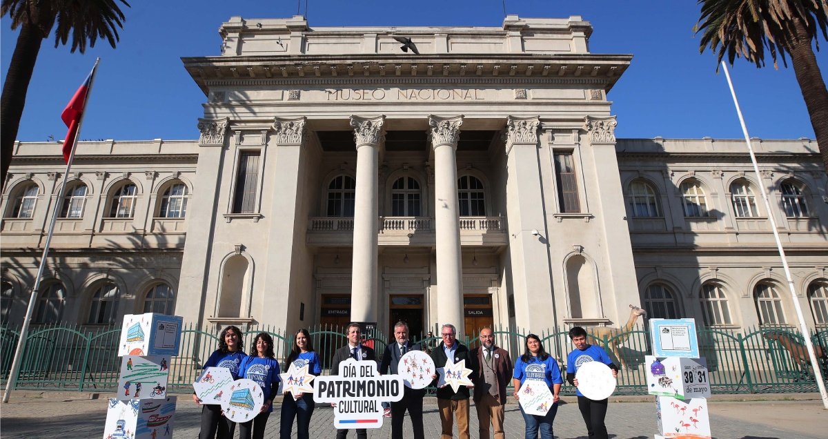 Periodista reportando noticias