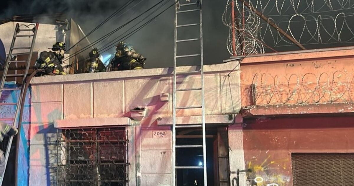 Incendio afecta a vivienda en Independencia: múltiples compañías de bomberos trabajan en el lugar