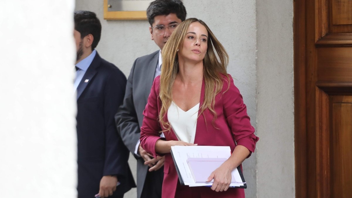 Periodista reportando noticias