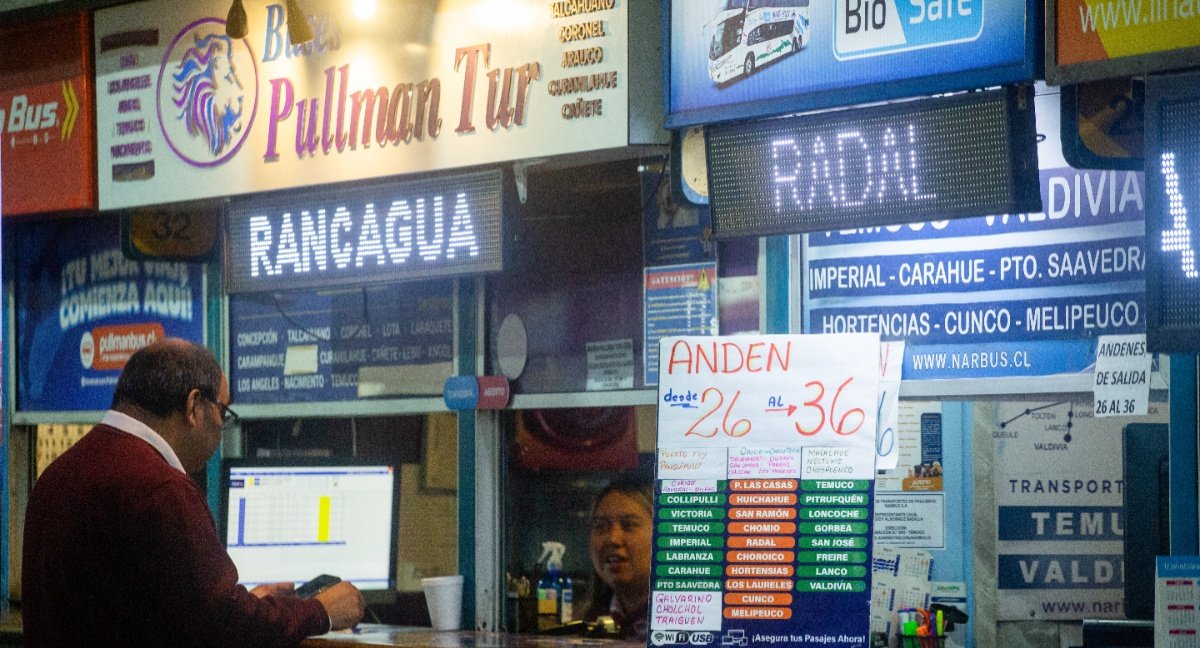 Usuarios de transporte público en regiones advierten fuerte alza en los pasajes tras crisis de combustibles: “Si antes era de $2.500 ahora llega a dar $3.200 o más”