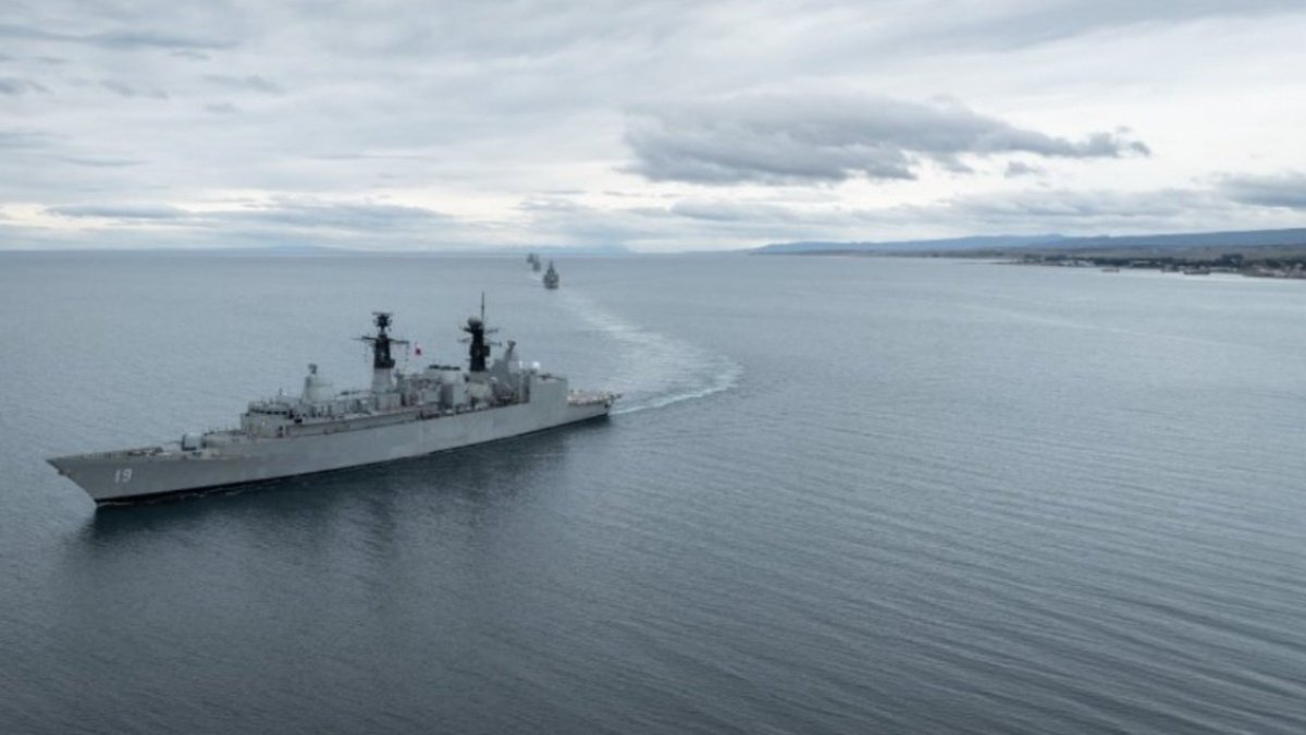 Titular de Defensa argentino llamó a ministro Barros para superar polémica por Estrecho de Magallanes
