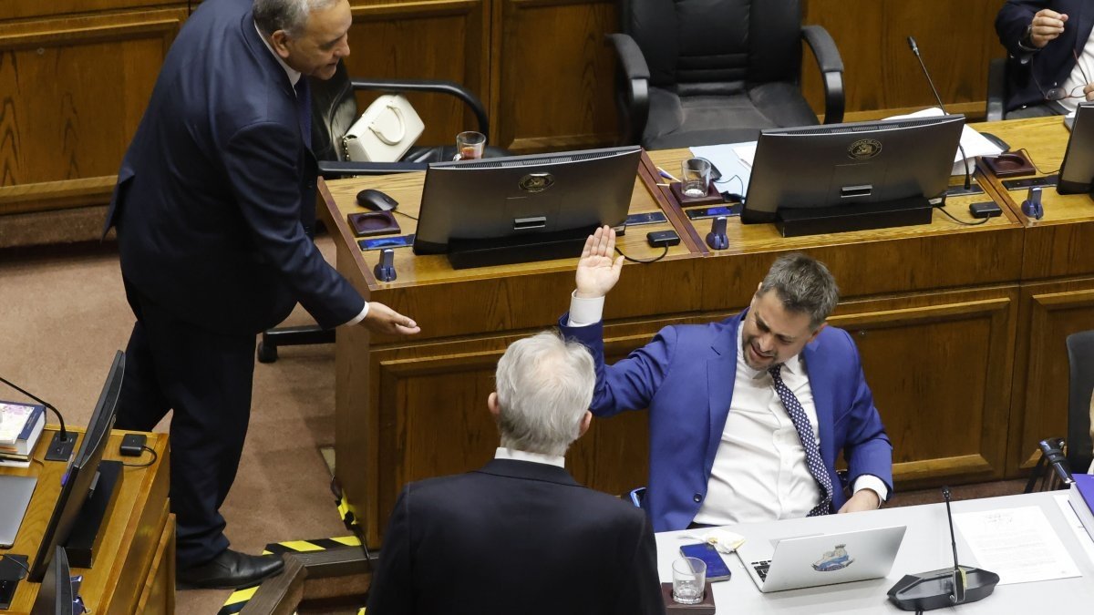 Senador Espinoza se querelló contra diputado Manouchehri por llamarlo "corrupto"