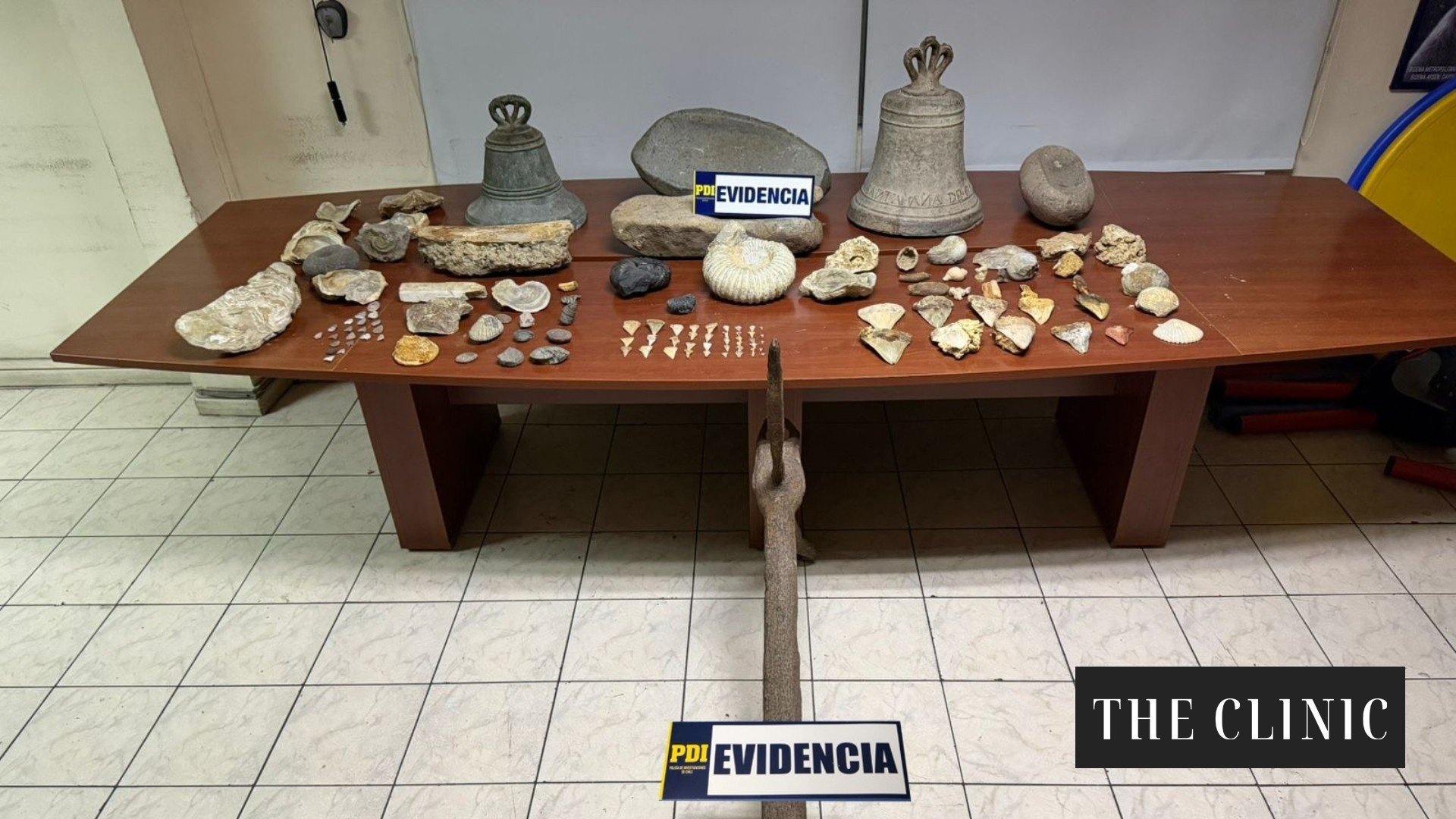 PDI recupera campana colonial peruana de más de tres siglos de antigüedad que estaba a la venta por redes sociales: hay un detenido