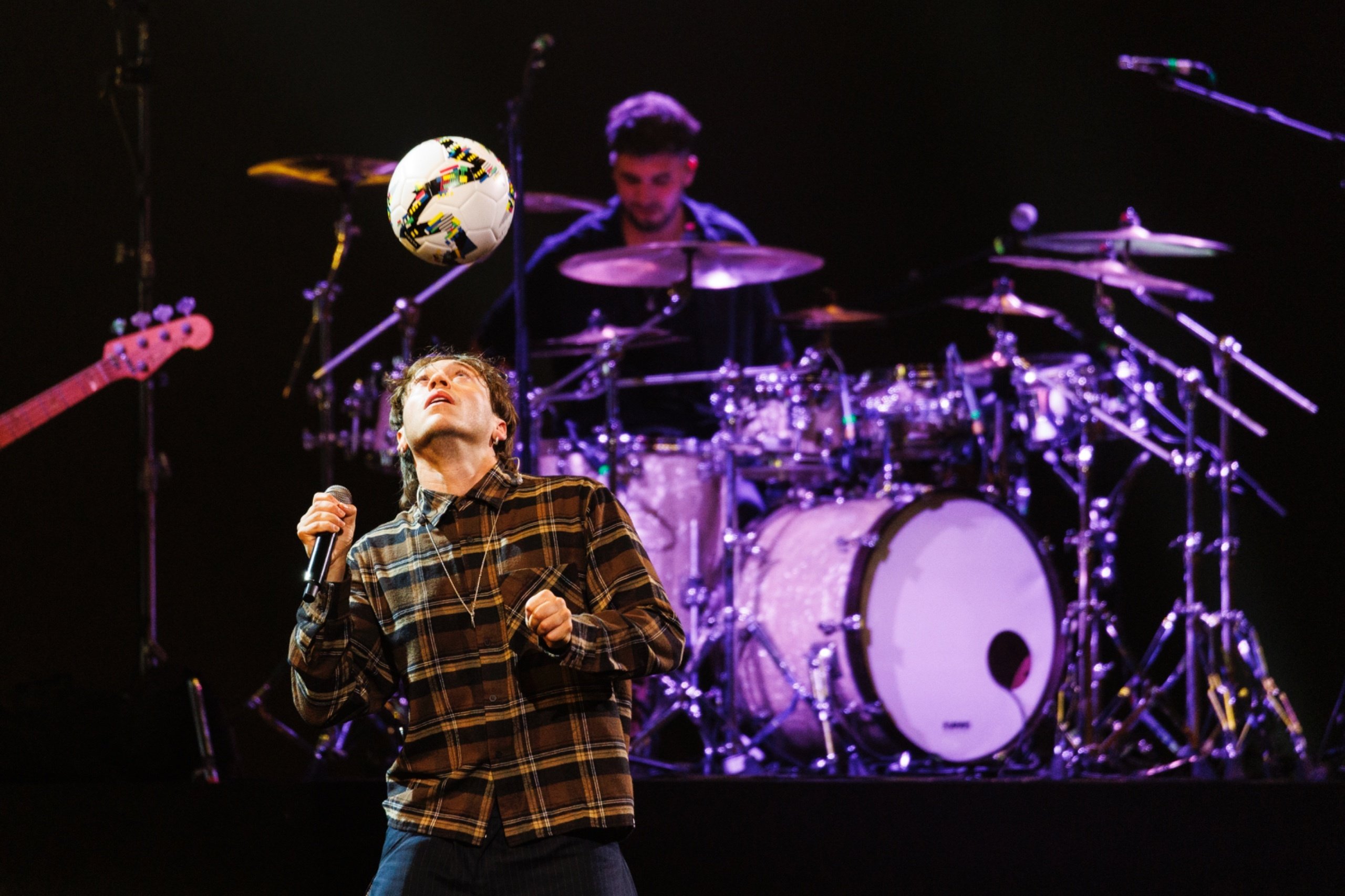 No es de los sellos, es de la gente: Paulo Londra el artista que dejó atrás su exilio discográfico, jugó a la pelota en Caleta Abarca, debutó con triunfo en Viña (junto a Ana Tijoux)