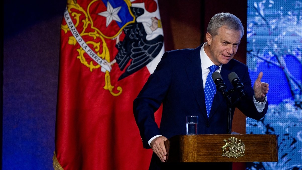 Periodista reportando noticias