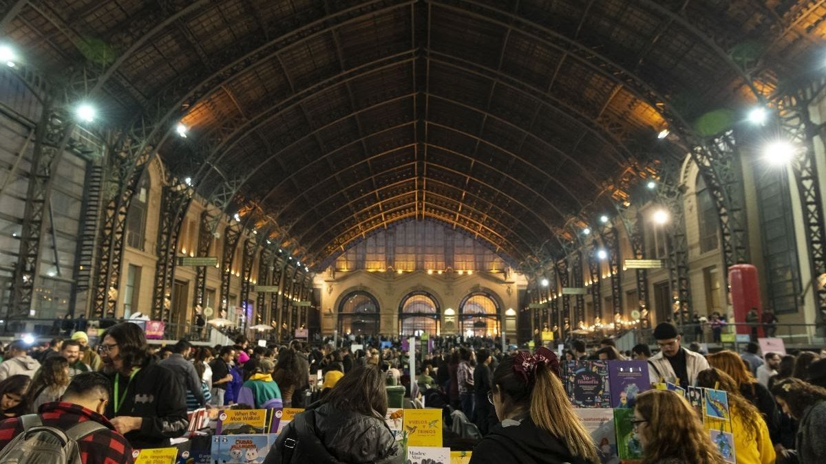 Periodista reportando noticias