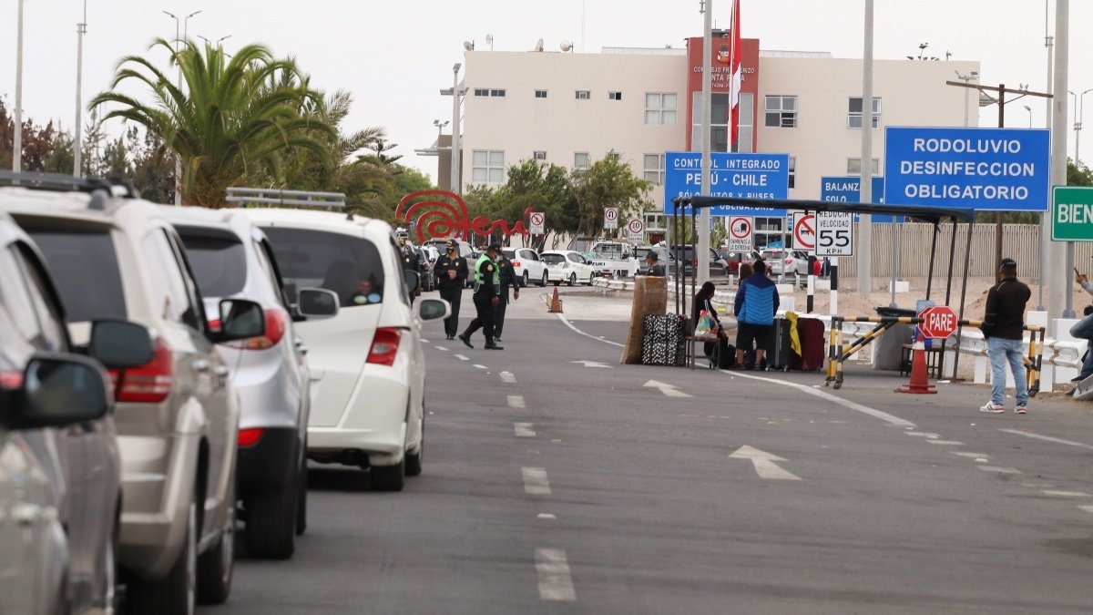 Periodista reportando noticias