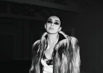 Charli XCX desafía la sombra de Brat con la libertad de olvidarse a sí misma
