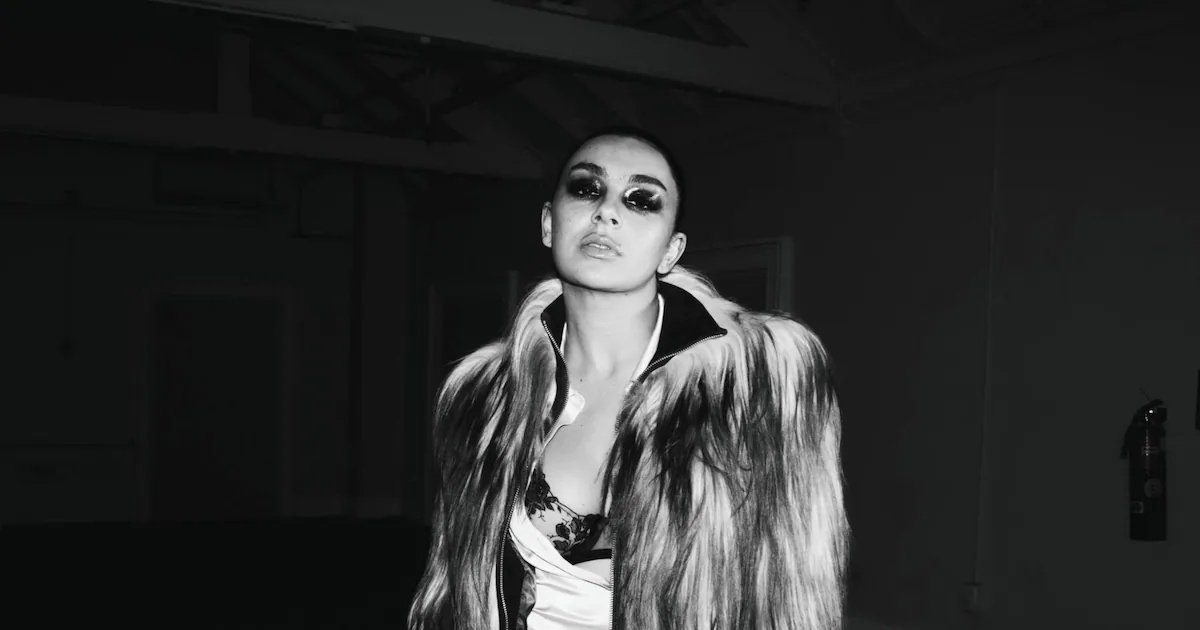 Charli XCX desafía la sombra de Brat con la libertad de olvidarse a sí misma