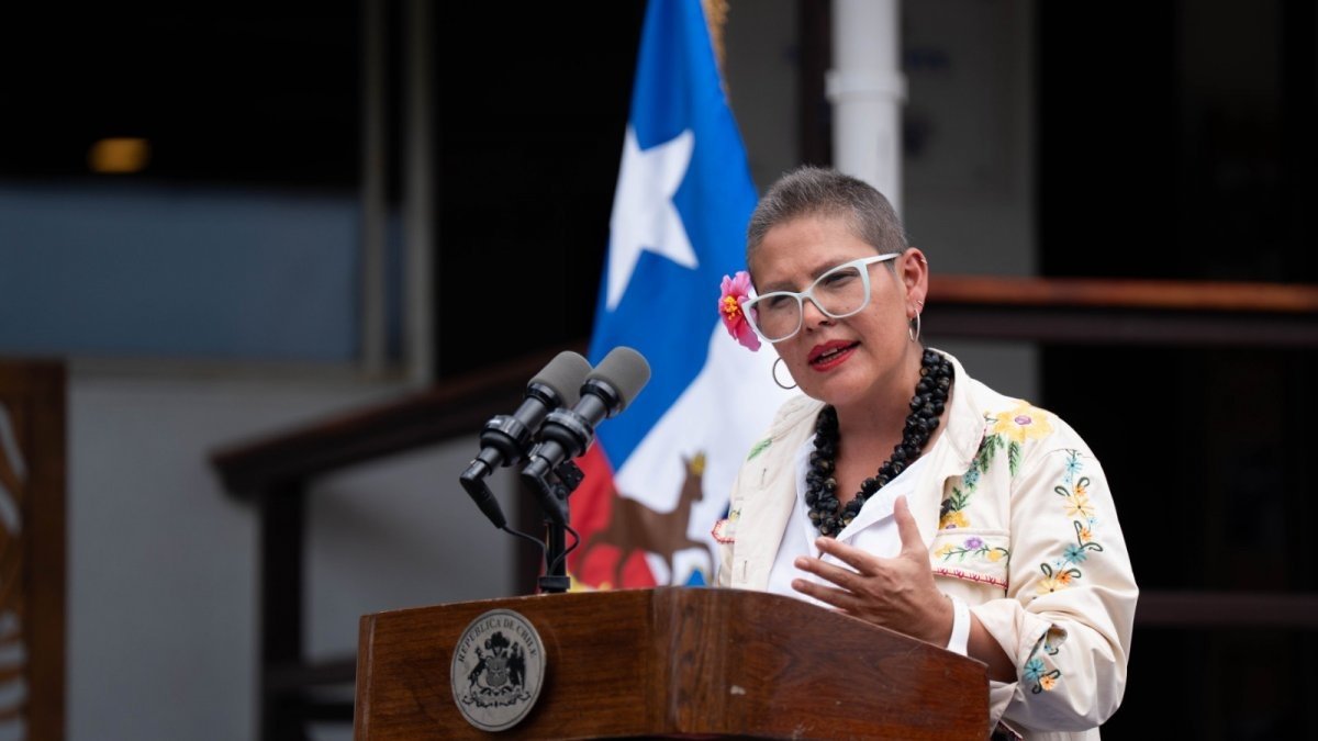 "Falta de humanidad" versus "no rasguen vestiduras": Crece controversia por desvinculación de directora de SernamEG