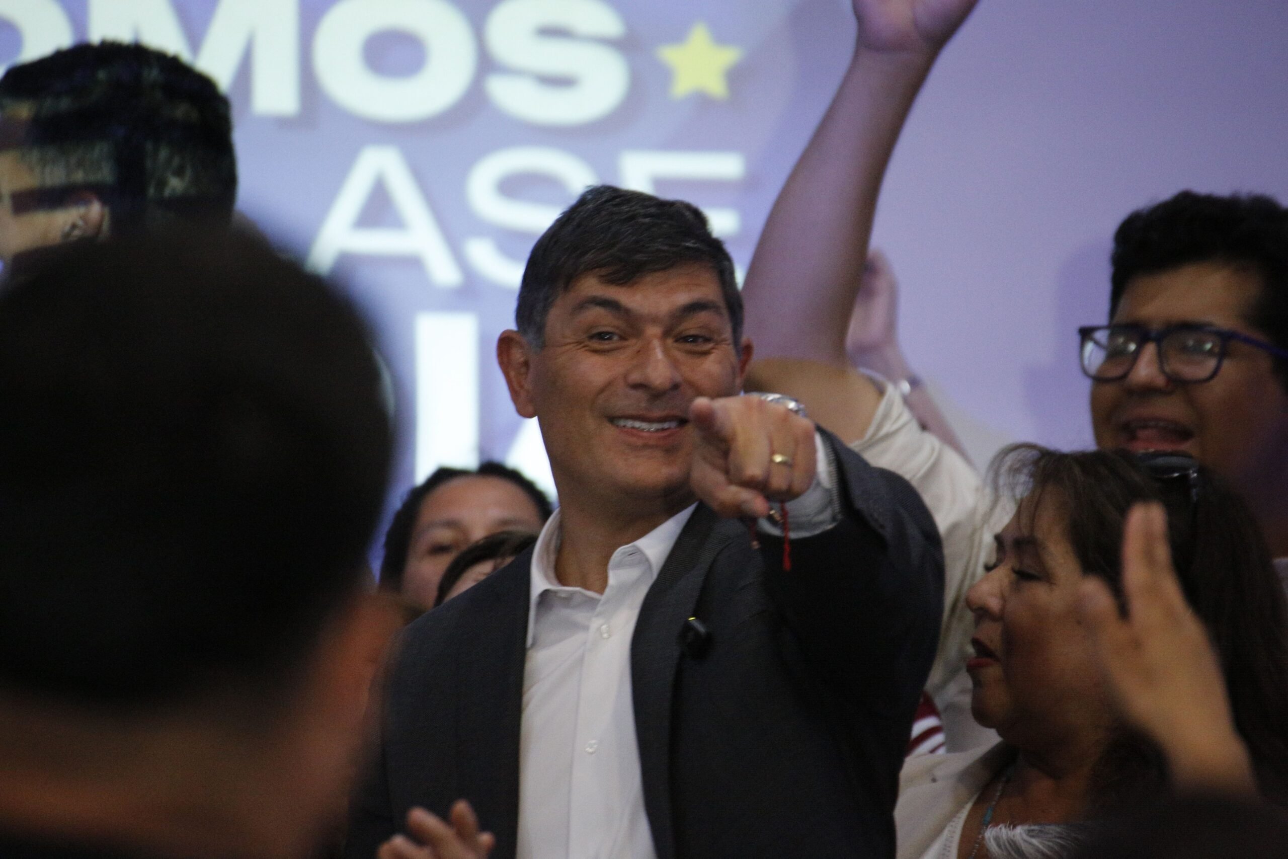 Los detalles de la animada celebración de Parisi en su jornada más exitosa: la convicción de ser la tercera fuerza política, los dardos a Mayol y el sorpresivo llamado de su hijo