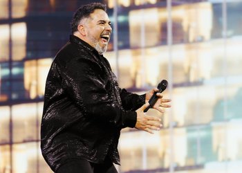 De Pet Shop Boys a los Blondon Boys: Rodrigo Villegas da cuenta de su oficio popular y triunfa en una noche que refleja el espíritu diverso de Viña