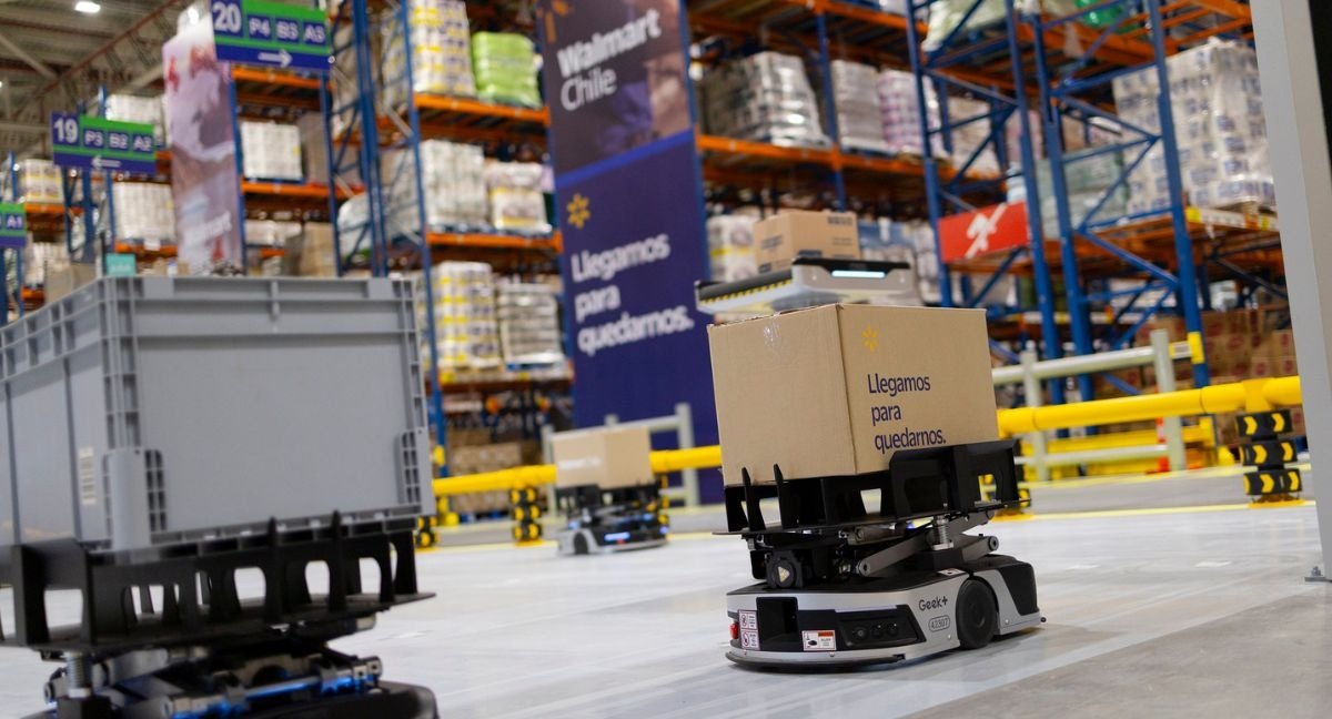 El moderno sistema que Walmart impulsa con 2.300 robots en Pudahuel: integrará tiendas, compras online y reducirá el esfuerzo físico en 80%