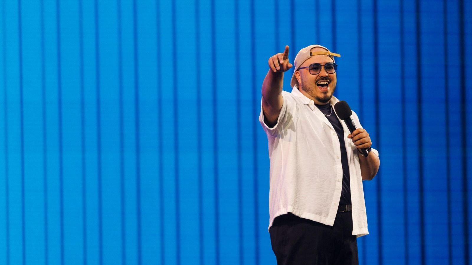 “Cuando uno quiere a Chile, Chile lo quiere de vuelta”: Esteban Düch triunfa en Viña 2026 con guiños a George Harris y críticas a Kast