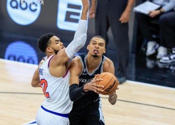 Los Knicks dieron el primer golpe a los Spurs en las Finales de la NBA con remontada en San Antonio
