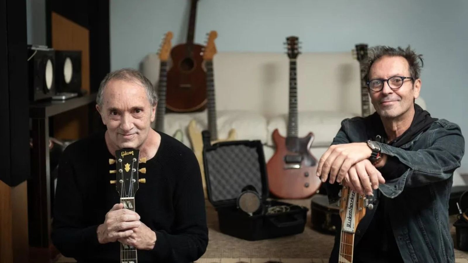 Periodista reportando noticias