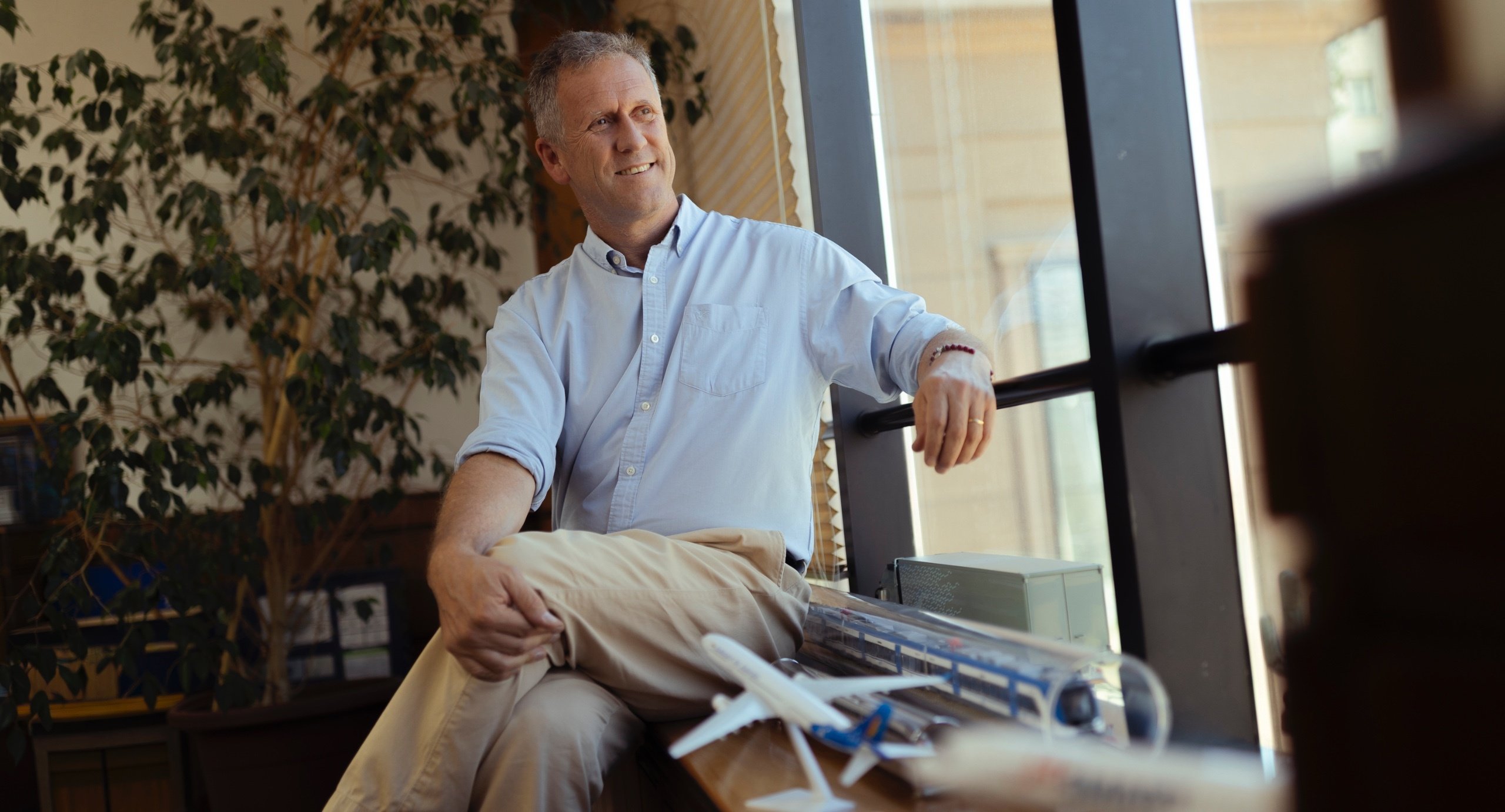 Periodista reportando noticias