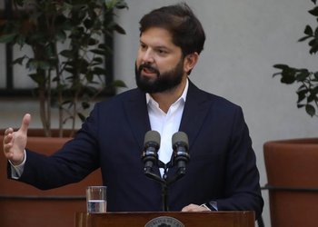 Boric abre nueva controversia con futuro gobierno de Kast y enfrentan versiones por cable chino a horas de nuevo cara a cara en La Moneda