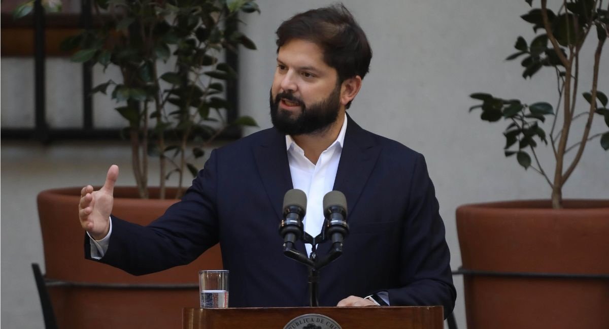 Boric abre nueva controversia con futuro gobierno de Kast y enfrentan versiones por cable chino a horas de nuevo cara a cara en La Moneda