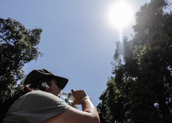 Insomnio, irritabilidad y falta de concentración: cómo las altas temperaturas golpean la salud mental de las personas