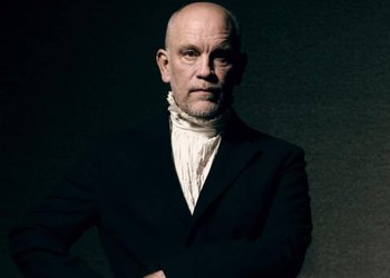 John Malkovich vuelve a Chile con obra inspirada en textos de Roberto Bolaño