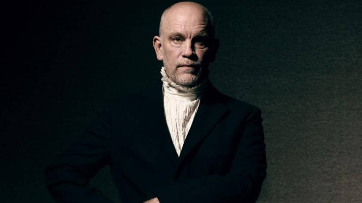 John Malkovich vuelve a Chile con obra inspirada en textos de Roberto Bolaño