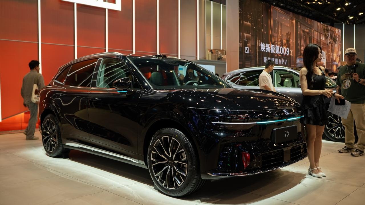 Periodista reportando noticias