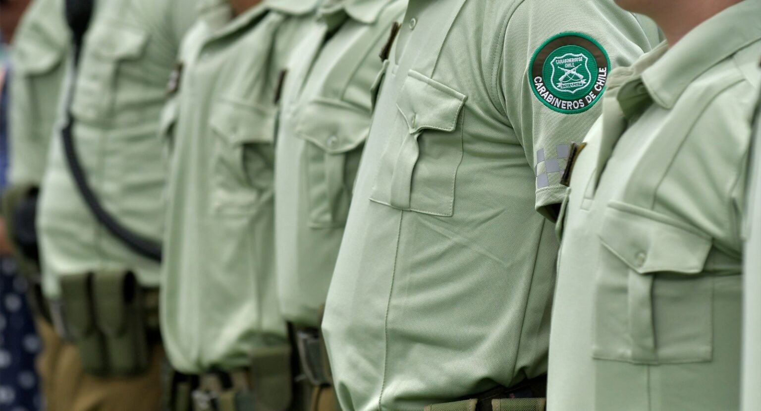 Periodista reportando noticias