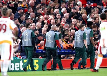 Imágenes sensibles: Jugador de Galatasaray sufrió grave lesión en su dedo en el partido contra Liverpool