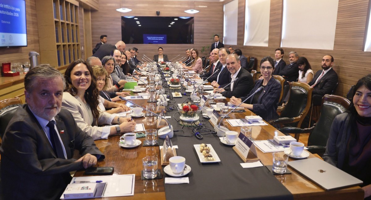 Con una Constitución de bolsillo de regalo: cómo fue la charla de inducción de la contralora Dorothy Pérez a los futuros ministros de Kast