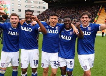 El intenso partido de Marcelino Núñez ante su ex equipo en Inglaterra: entró y salió en el segundo tiempo, estuvo al borde de la expulsión y recibió duros insultos