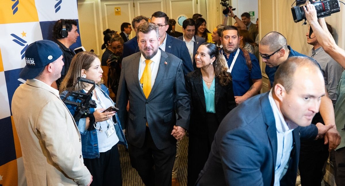 Cierre ceremonioso con dress code formal y el apoyo de su hermano Axel: cómo se vivió el conteo de votos desde el comando de Johannes Kaiser
