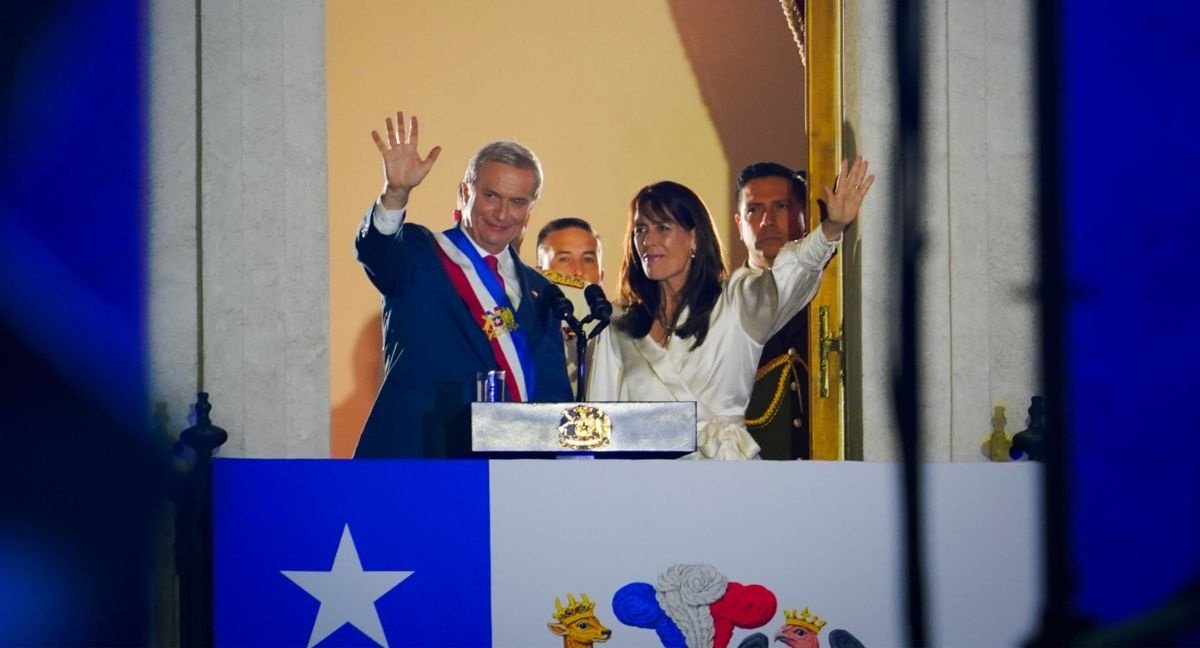 Ronda de decretos, petición de respeto para Boric y guiado por la Primera Dama: el primer discurso de Kast como Presidente en La Moneda