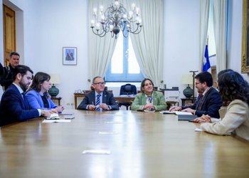 Reuniones con el Gobierno no bajan la tensión: PC y FA insisten en rechazar la megarreforma de La Moneda y proponen dividir la iniciativa