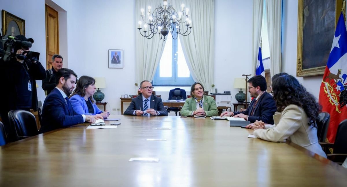 Periodista reportando noticias