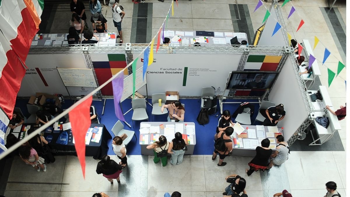 ¿PUC o Universidad de Chile? Estudio revela cómo cambiaron las preferencias de los mejores puntajes en Medicina, Derecho e Ingeniería