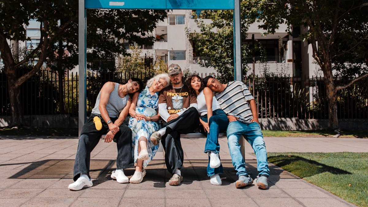 DrefQuila es el nuevo rostro de Crocs y lanza campaña inspirada en la vida cotidiana