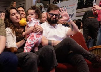 La reaparición de Boric tras dejar La Moneda: ex presidente asistió a congreso ideológico del Frente Amplio en medio del debate por cobros del CAE que impulsa Kast