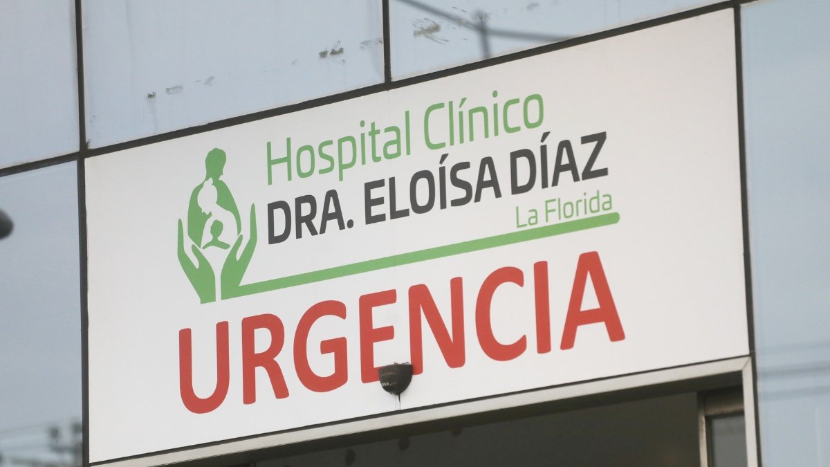 Periodista reportando noticias