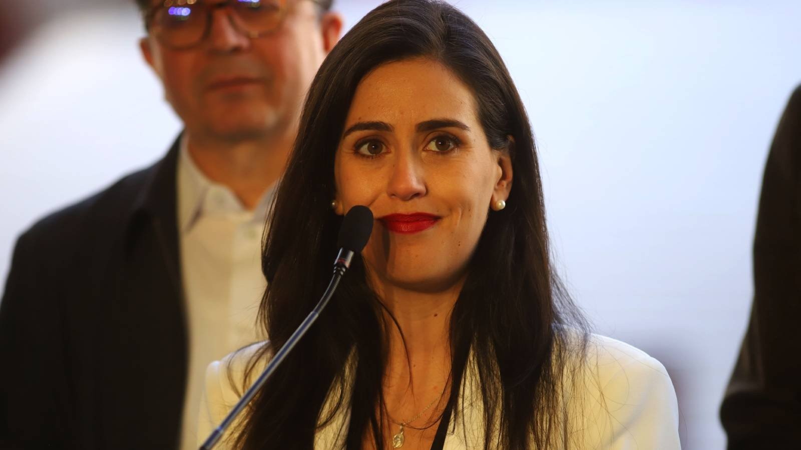 Ripamonti fustiga a Kast en cierre de campaña de Jara: “No merecemos que a Chile lo lidere alguien que se esconde detrás de un vidrio”