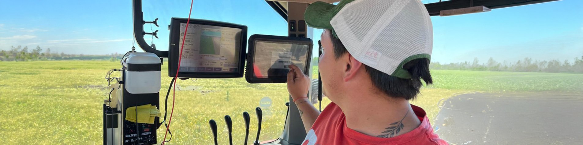 Periodista reportando noticias