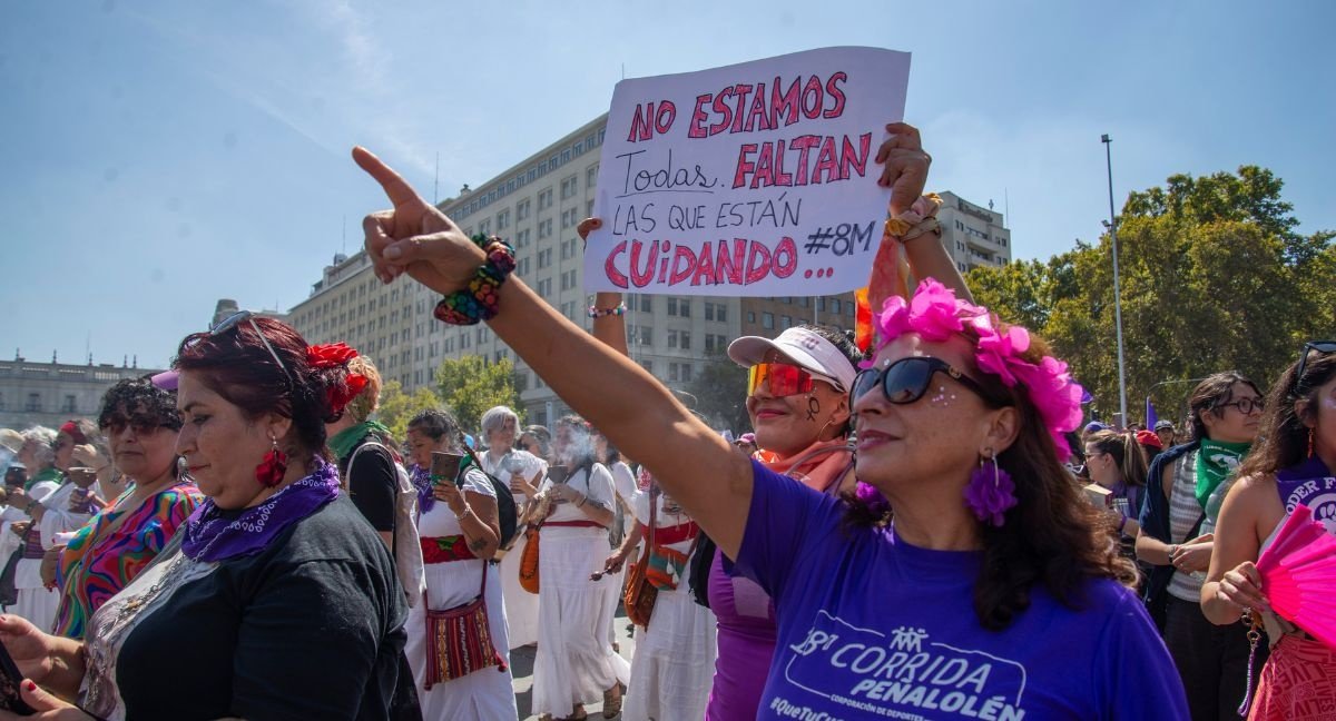 Balance de un nuevo 8M: masiva marcha en Santiago reunió a cerca de 40 mil personas y dejó incidentes aislados en la Alameda